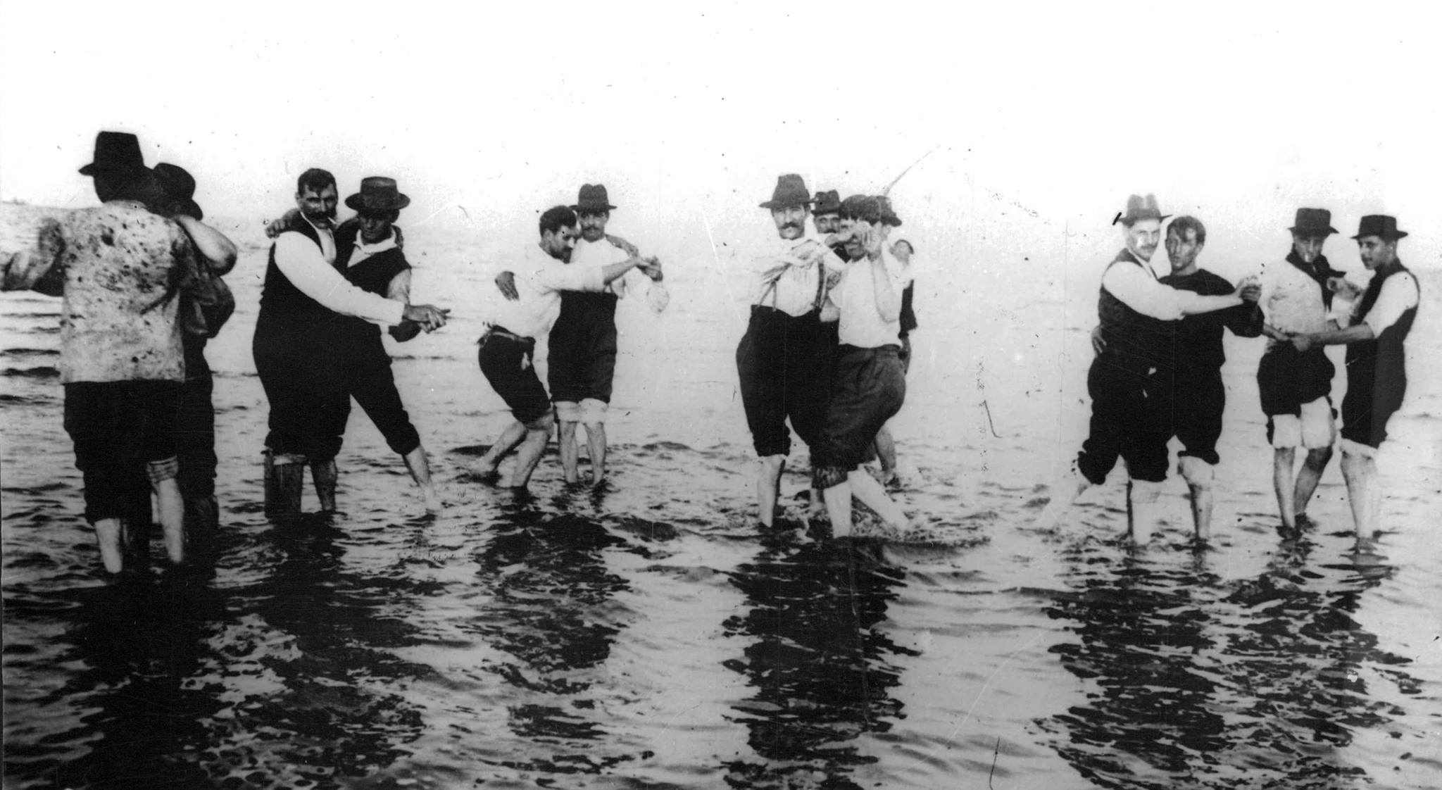 Hombres bailando tango en el río 1904 copy